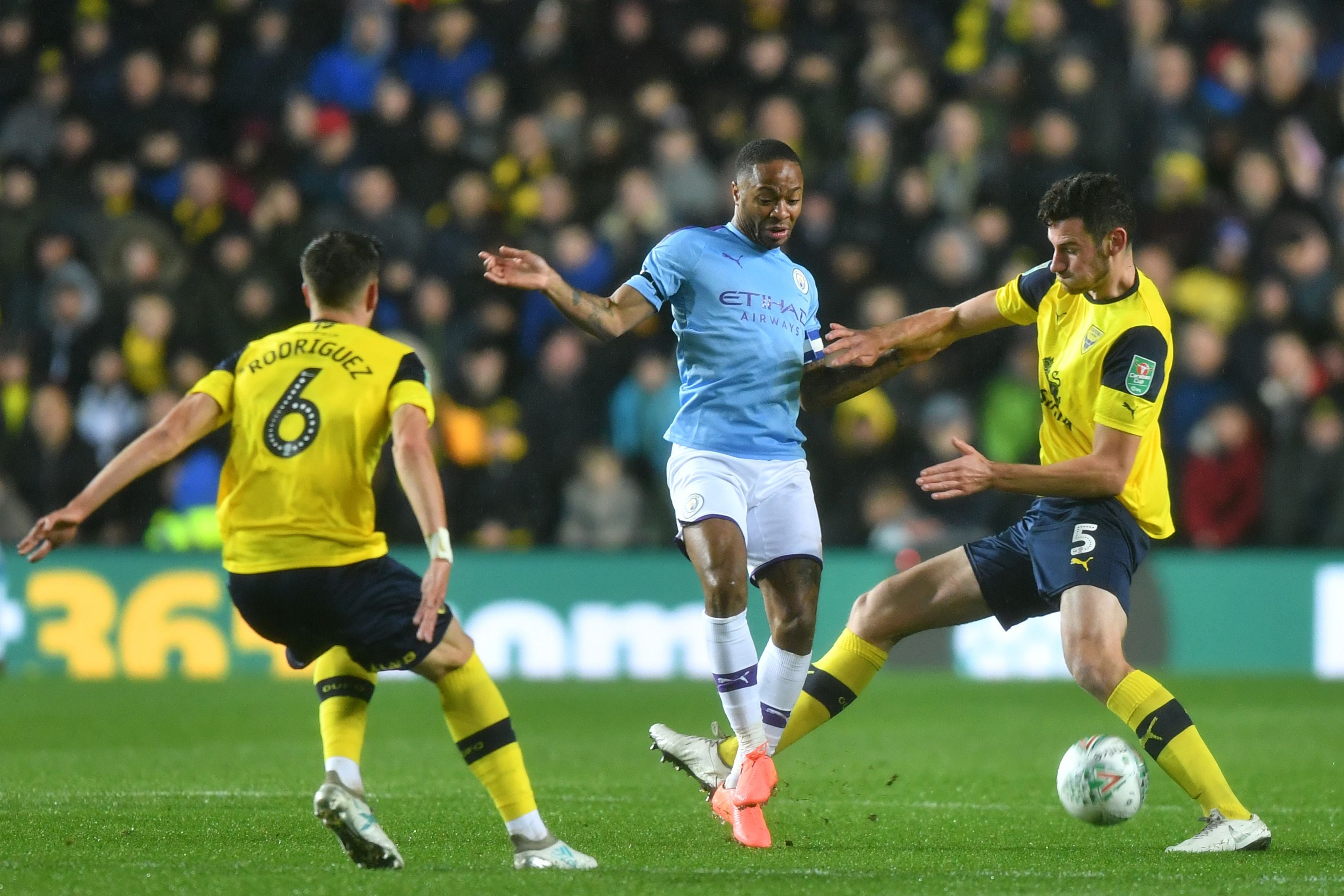 Gelandang Manchester City Raheem Sterling dihadang dua pemain Oxford dalam laga Piala Liga.
