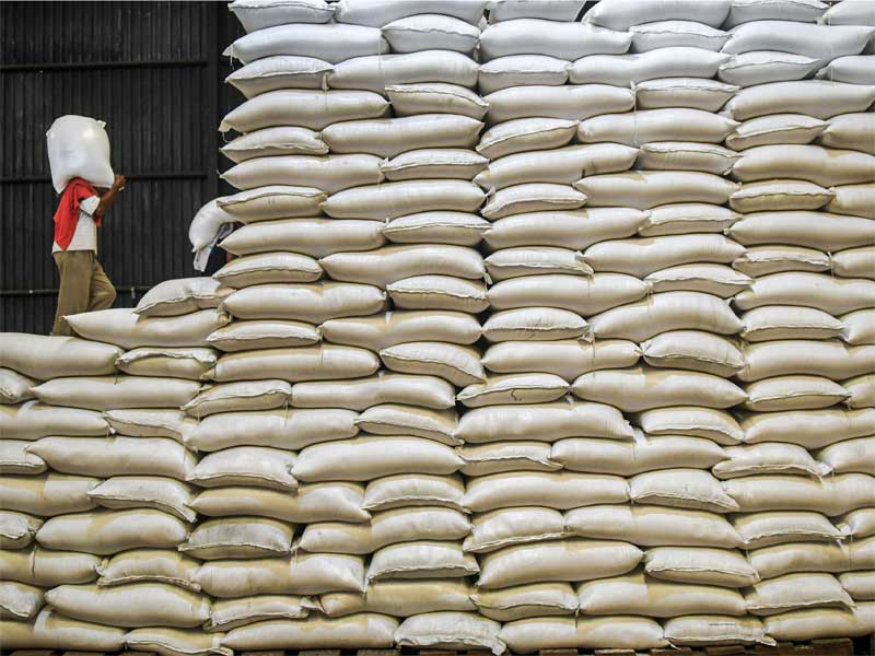 Pekerja mengangkut karung berisi beras di Gudang Perum Bulog Divre DKI Jakarta dan Banten, Kelapa Gading, Jakarta.