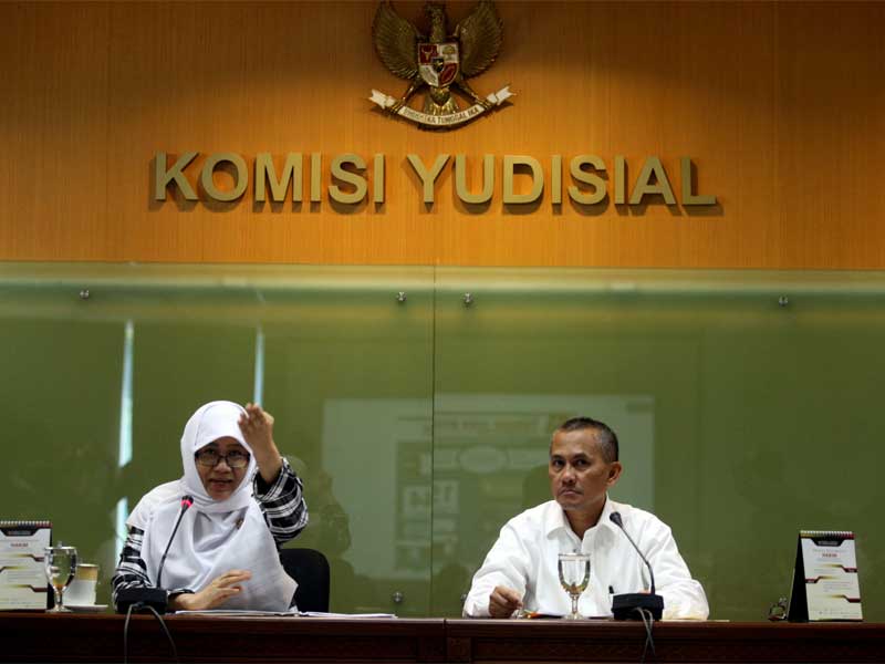 Ketua KY Jaja Ahmad Jayus (kanan) bersama Anggota KY sekaligus Ketua Bidang Pengawasan Hakim dan Investigasi Sukma Violetta.