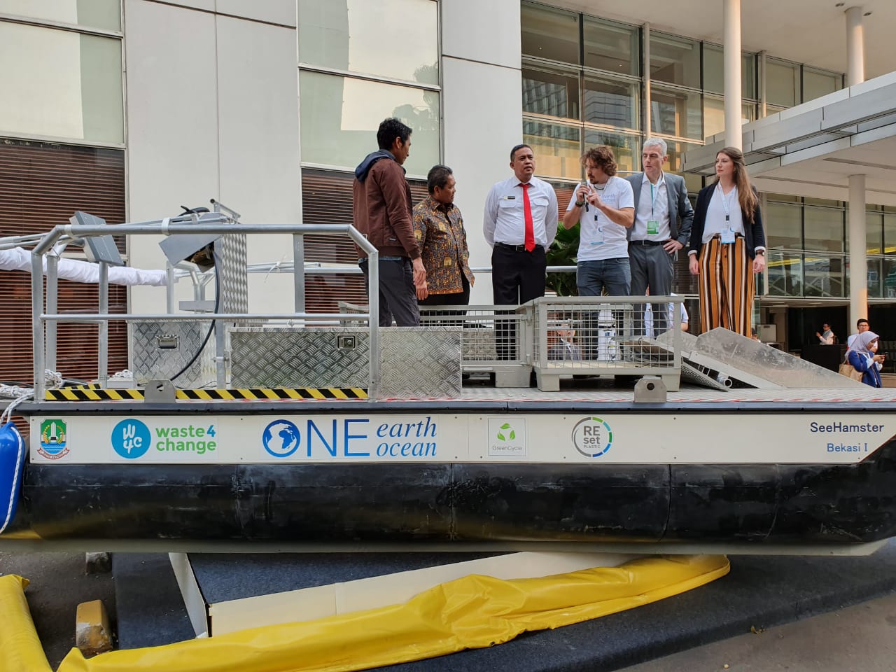 Wakil Wali Kota Bekasi Tri Adhianto saat menerima penyerahan tiga unit kapal pembersih sungai, November lalu.