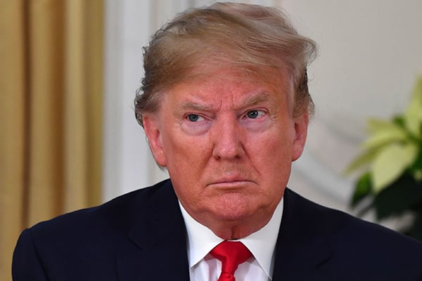 Trump  Ancam Tarif 100% Barang Impor Prancis