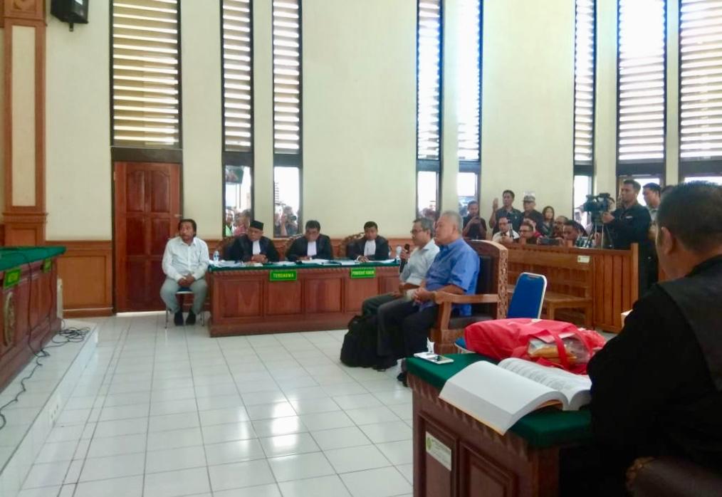  Saksi pelapor Desrizal dan pengusaha Tommy Winata dalam persidangan di PN Denpasar, Selasa (3/12)