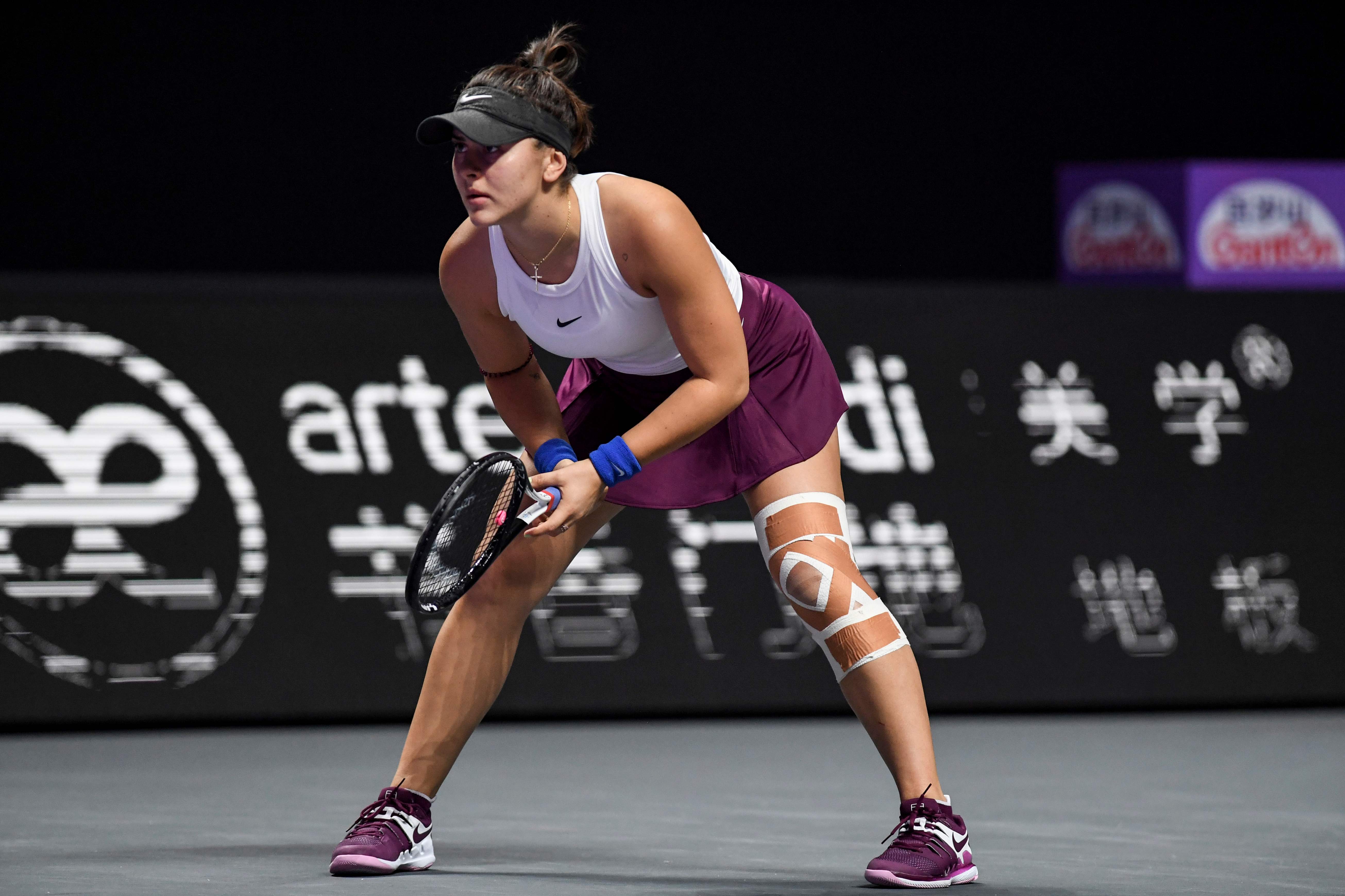 Bianca Andreescu dari Kanada terlihat dibalut di lututnya selama pertandingan tunggal putri melawan Karolina Pliskova dari Republik Ceko 