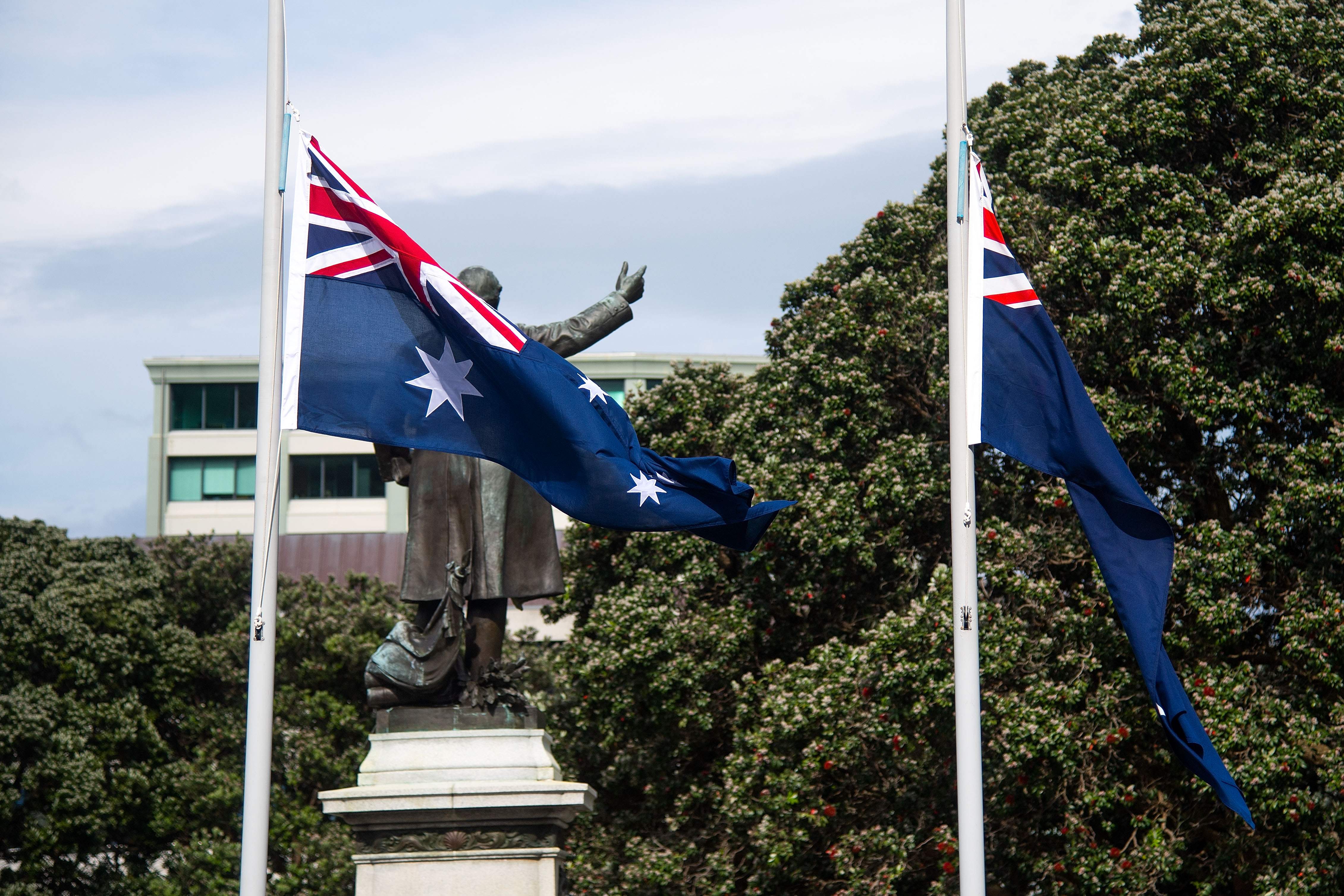 Bendera Selandia Baru dan Australia dikibarkan setengah tiang sebagai penghormatan bagi korban tewas akibat gunung meletus di White Island.