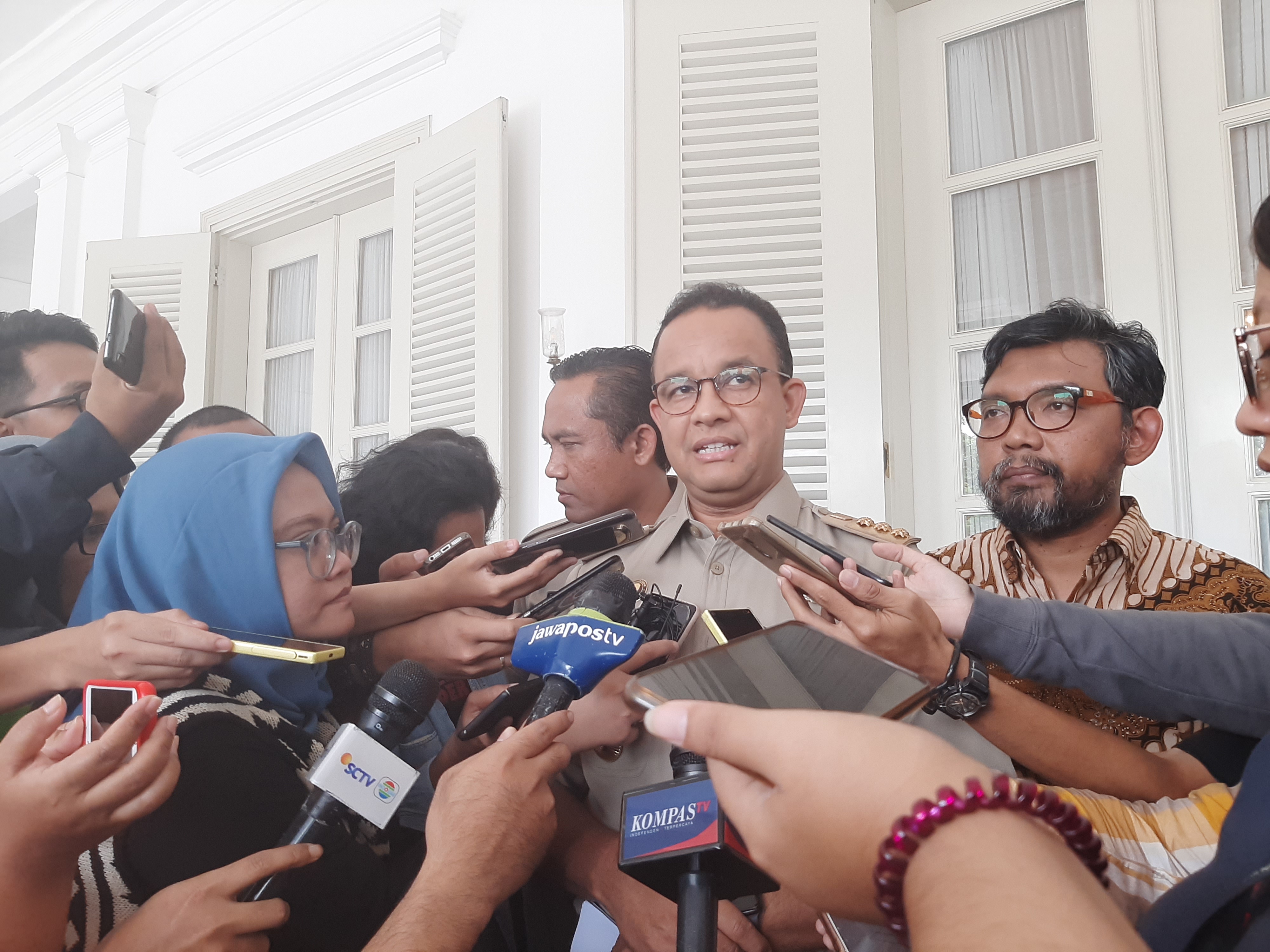Gubernur DKI Jakarta Anies Baswedan (tengah)