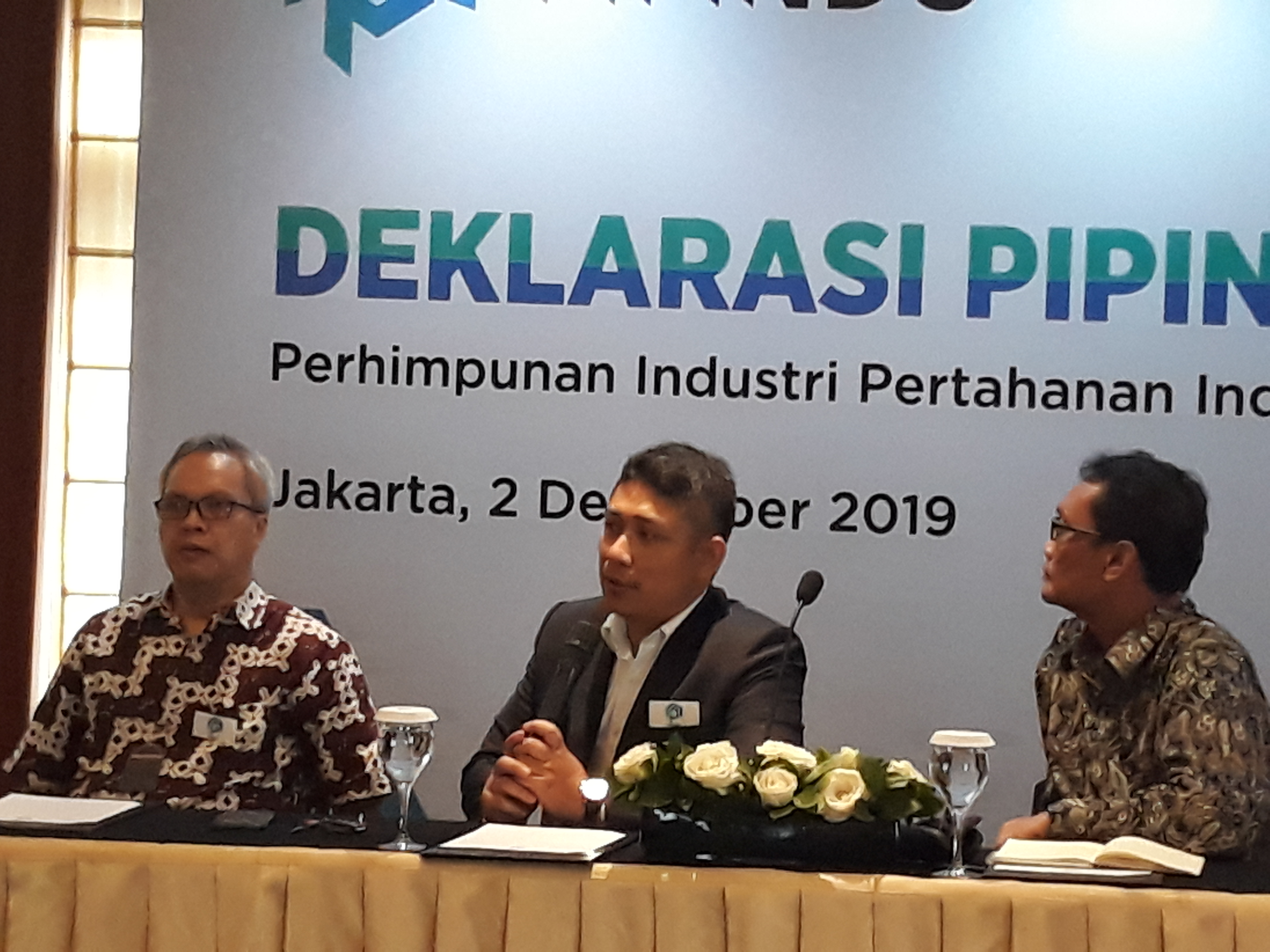Wakil Ketua Pipindo Sunanto Ajidarmo (tengah) memberikan keterangan pers saat Deklarasi Pipindo di Jakarta, Senin (2/12)