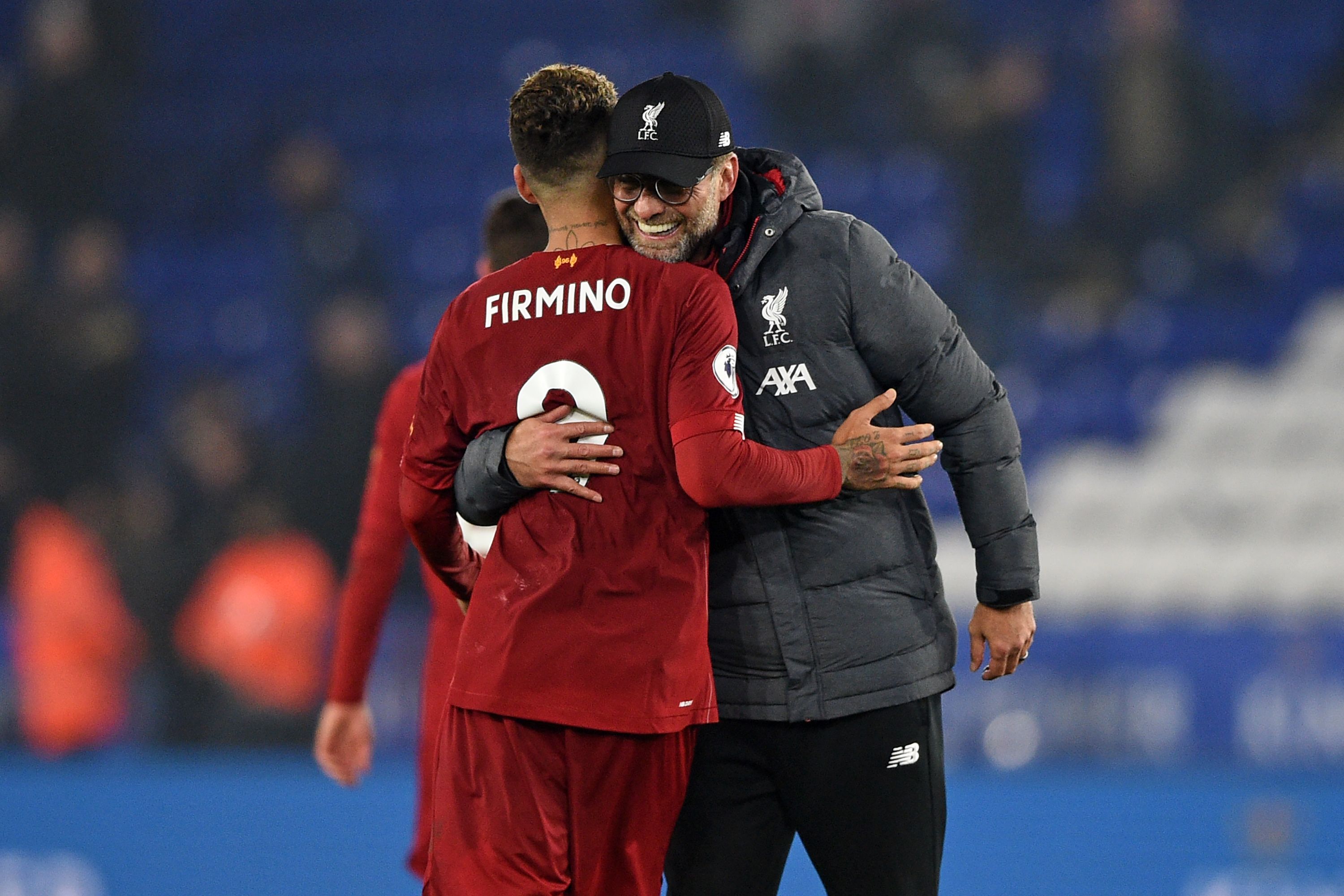 Manajer Liverpool Jurgen Klopp (kanan) memeluk pemain gelanda Roberto Firmino setelah mencetak gol. 