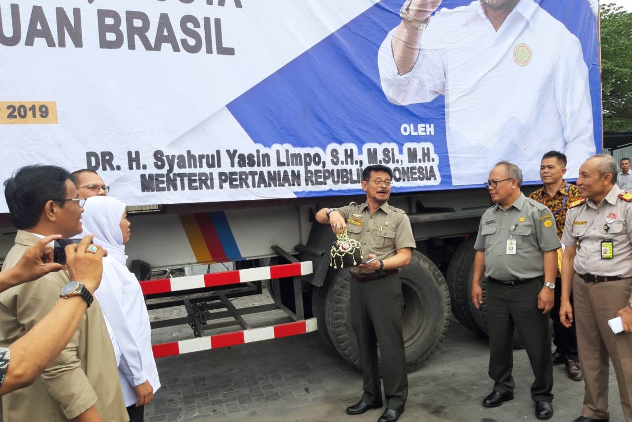 Mentan SYL melepas ekspor produk pertanian disaksikan Gubernur Jatim Khofifah Indar Parawansa (berjilbab putih).