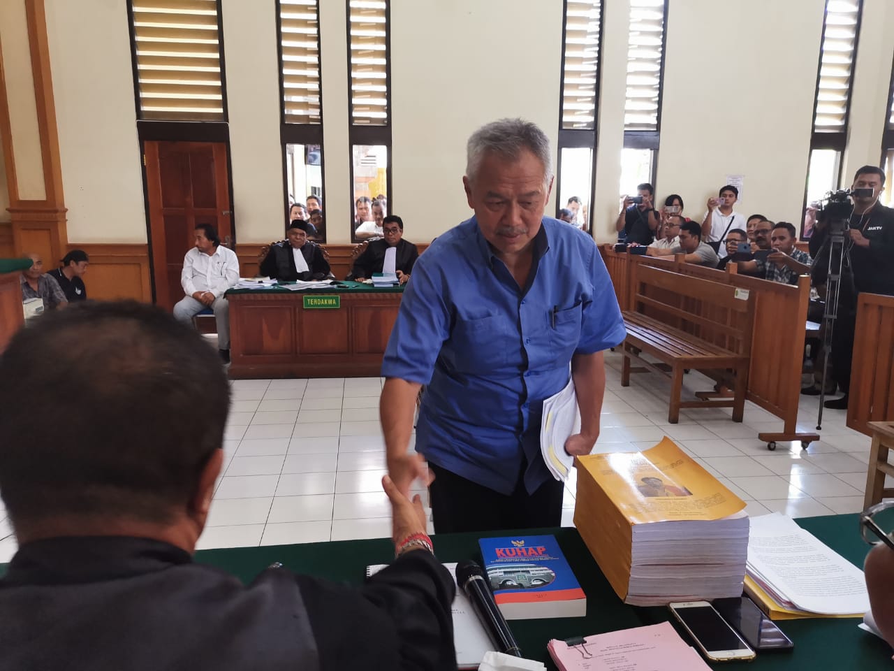 Pengusaha Tomy Winata menyalami jaksa pengusaha umum seusai sidang di PN Denpasar, Selasa (3/12).