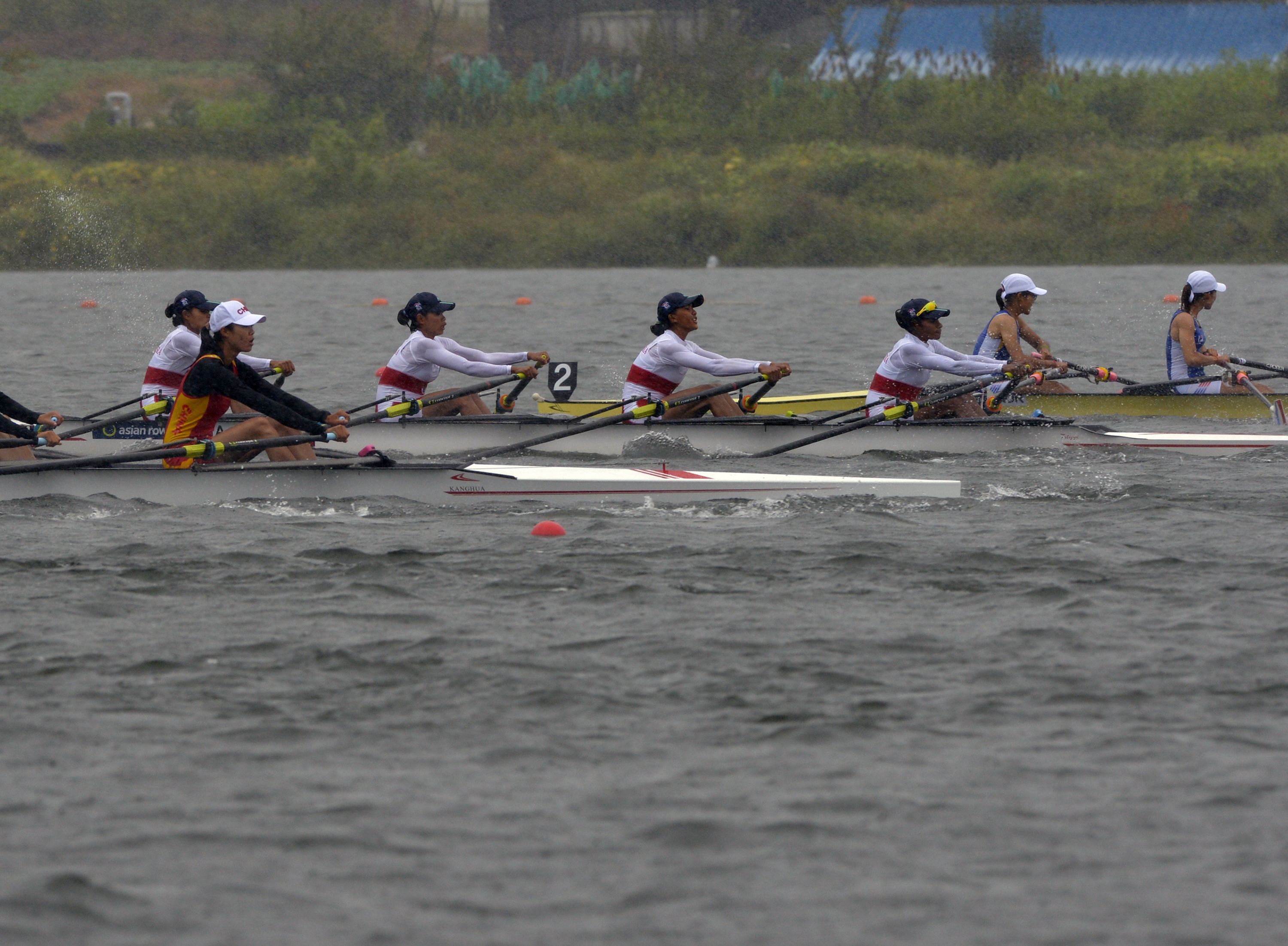 Atlet dayung putri Indonesia (tengah) Syiva, Yuniarty Yayah Rokayah dan Maryam Makdalena Daimo berusaha mempercepat kayuhan 