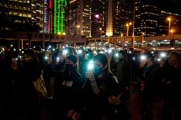 Para pengunjuk rasa pro-demokrasi berkumpul di Edinburgh Place di distrik Central Hong Kong, kemarin.