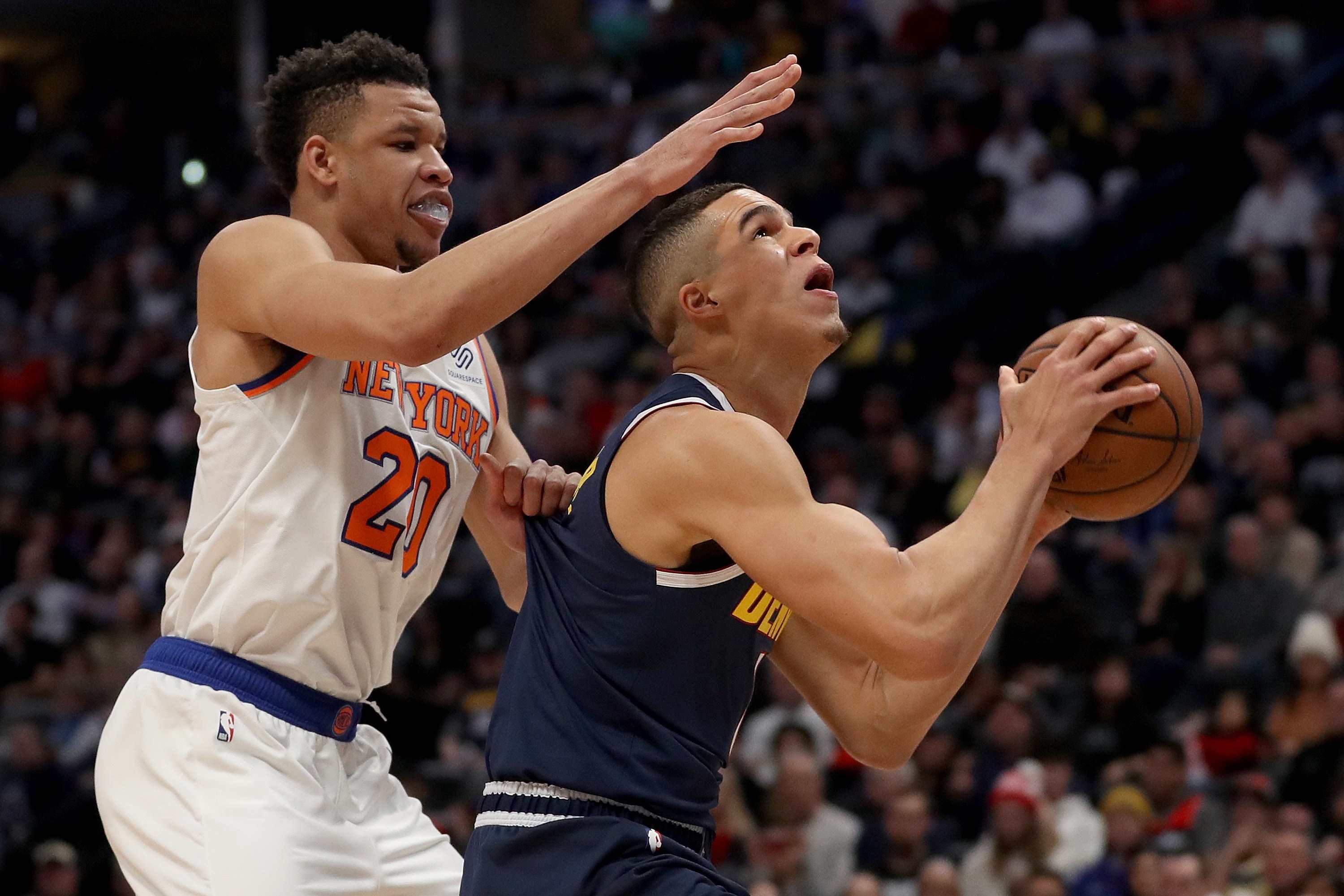 Aksi dari pemain Rookie dari Denver Nuggets, Michael Porter Jr (kanan), yang dibayangi Kevin Knox saat Nuggets melawan New York Knicks.
