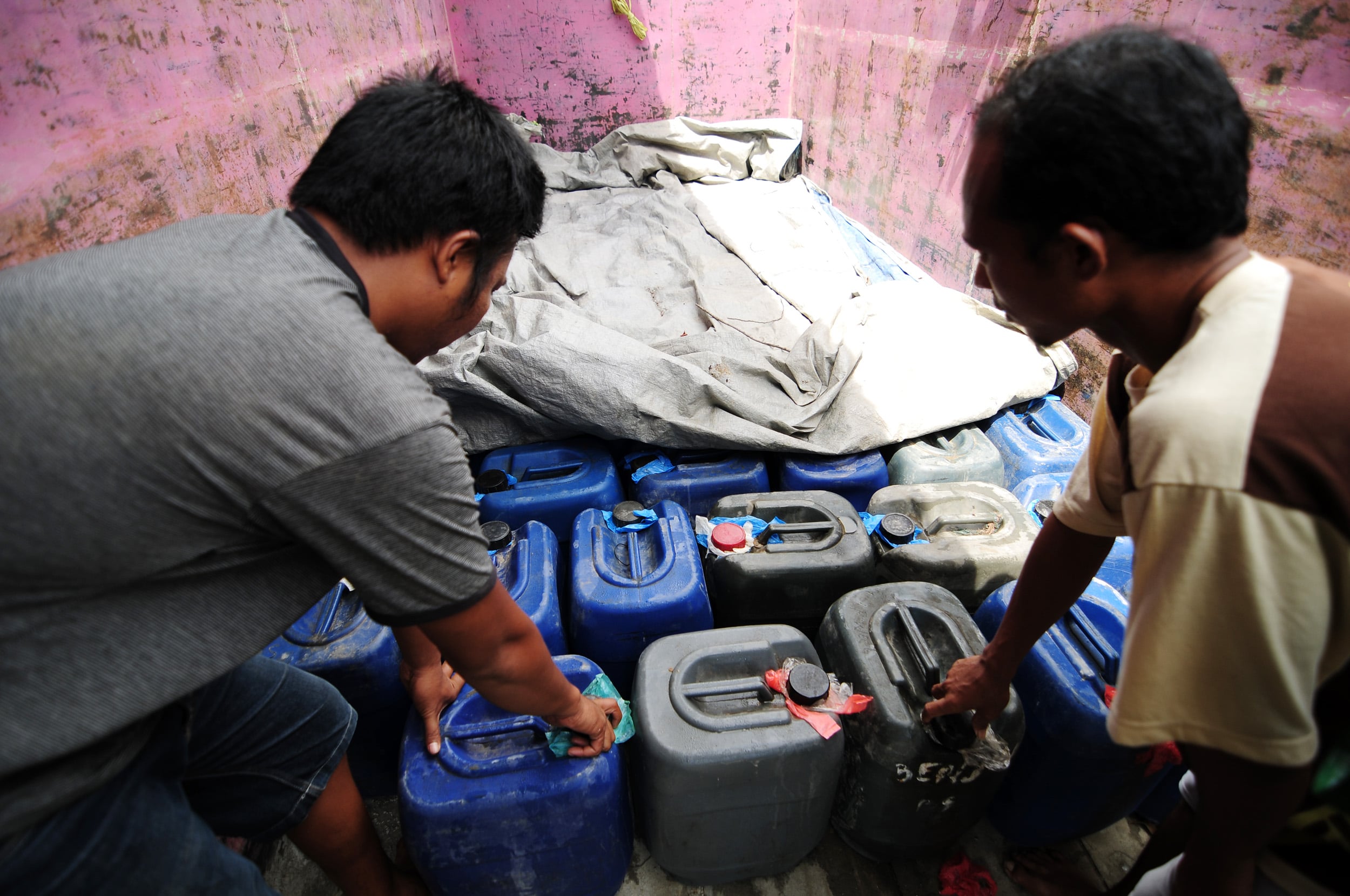  Polda Sulawesi Tengah, menyita 32 ton solar yang diselundupkan oleh seorang mafia minyak di Palu, Sulawesi Tengah, Rabu (11/12/2019).