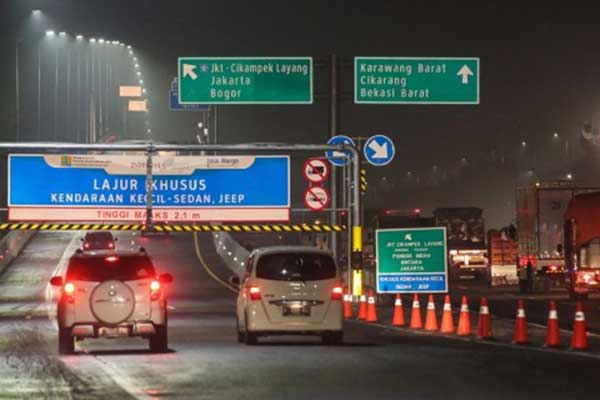 Kendaraan masuk Jalan Tol Layang Jakarta-Cikampek di Karawang , Jawa Barat