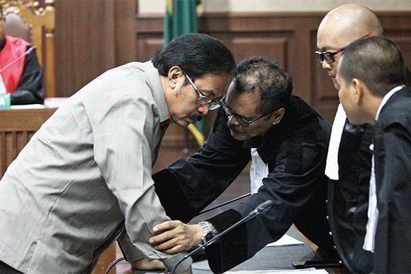 Tersangka Gubernur nonaktif Kepulauan Riau Nurdin Basirun berbincang dengan kuasa hukumnya saat mengikuti sidang dakwaan 