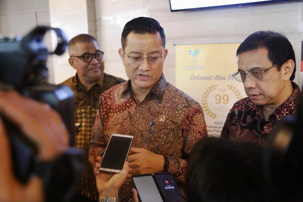 Mensos Juliari P Batubara (tengah).