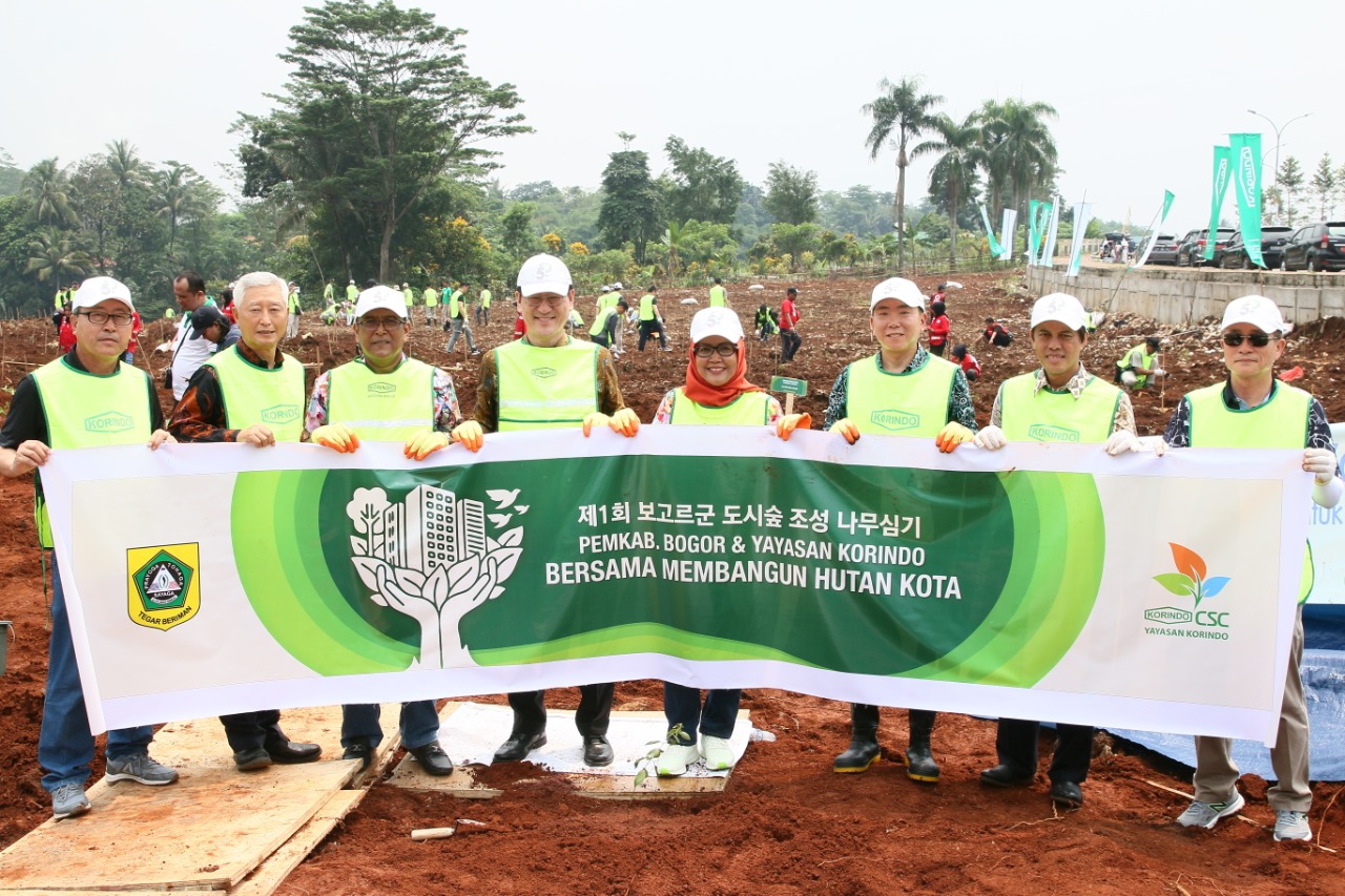Kegiatan tanam hutan kota di area Stadion Pakansari, Cibinong, Kabupaten Bogor, Jawa Barat, pada Sabtu (30/11).