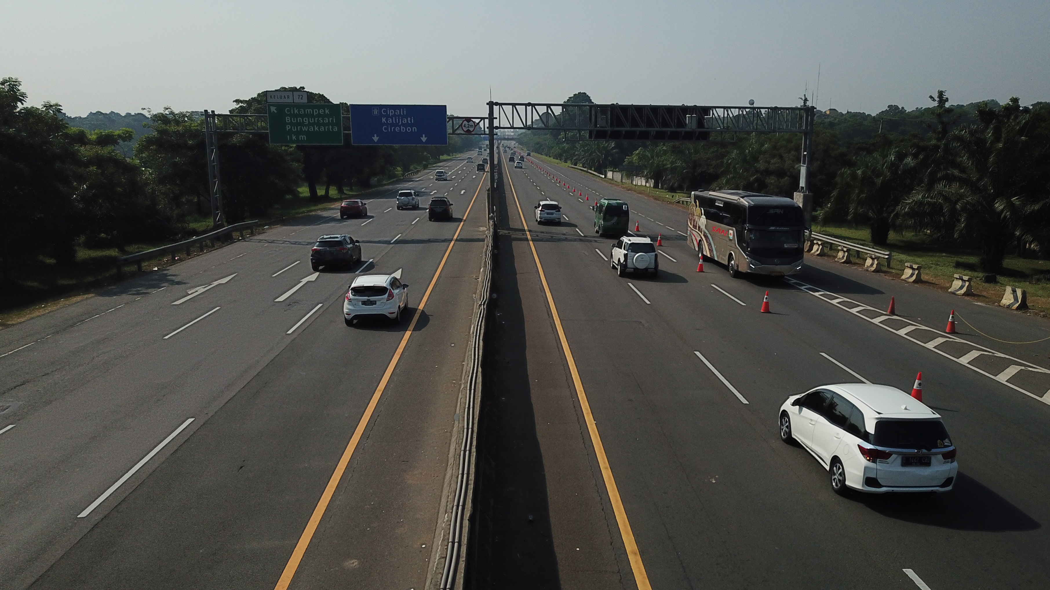 Jasa Marga kembali menerapkan sistem contraflow di Tol Jakarta- Cikampek (Japek) arah Cikampek hari ini.