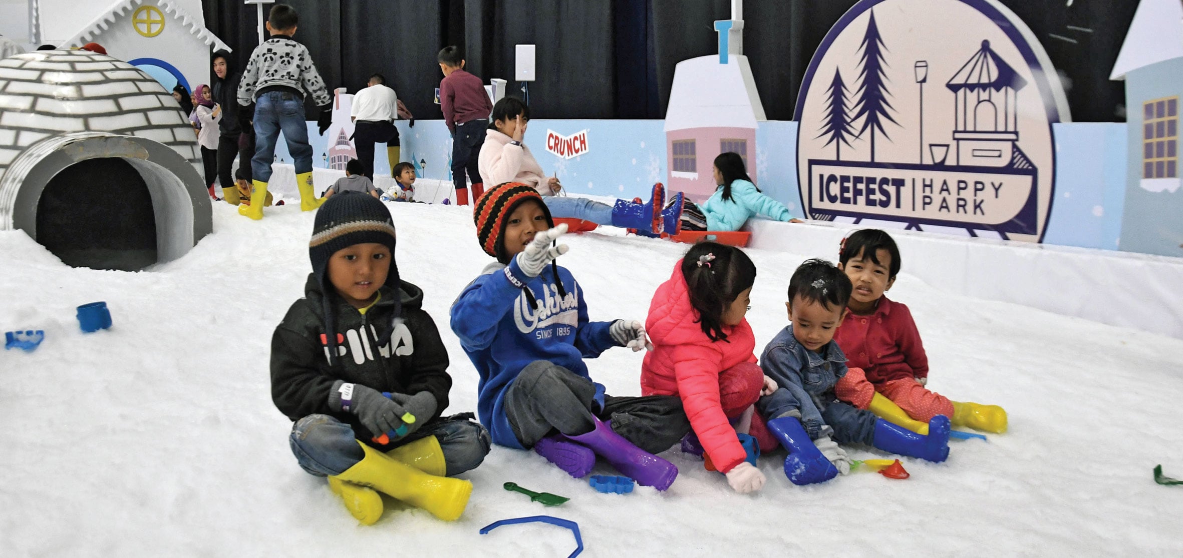 Anak-anak bermain di wahana Snow Park Icefest di ICE BSD City, Tangerang, Banten, kemarin. Icefest yang diselenggarakan selama 11 hari  