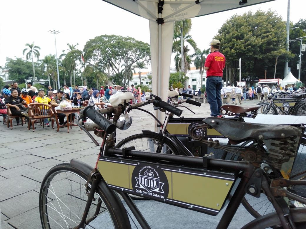 Acara penyerahan bantuan berupa sepeda onthel kepada 11 tukang ojek onthel yang biasa mangkal di sekitarKota Tua, Jakarta, Minggu 