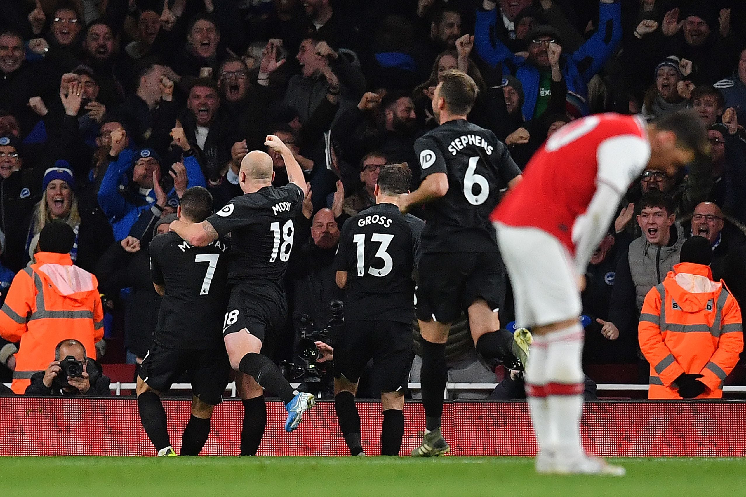 Para pemain Brighton merayakan gol yang dicetak Neal Maupay ke gawang Arsenal.