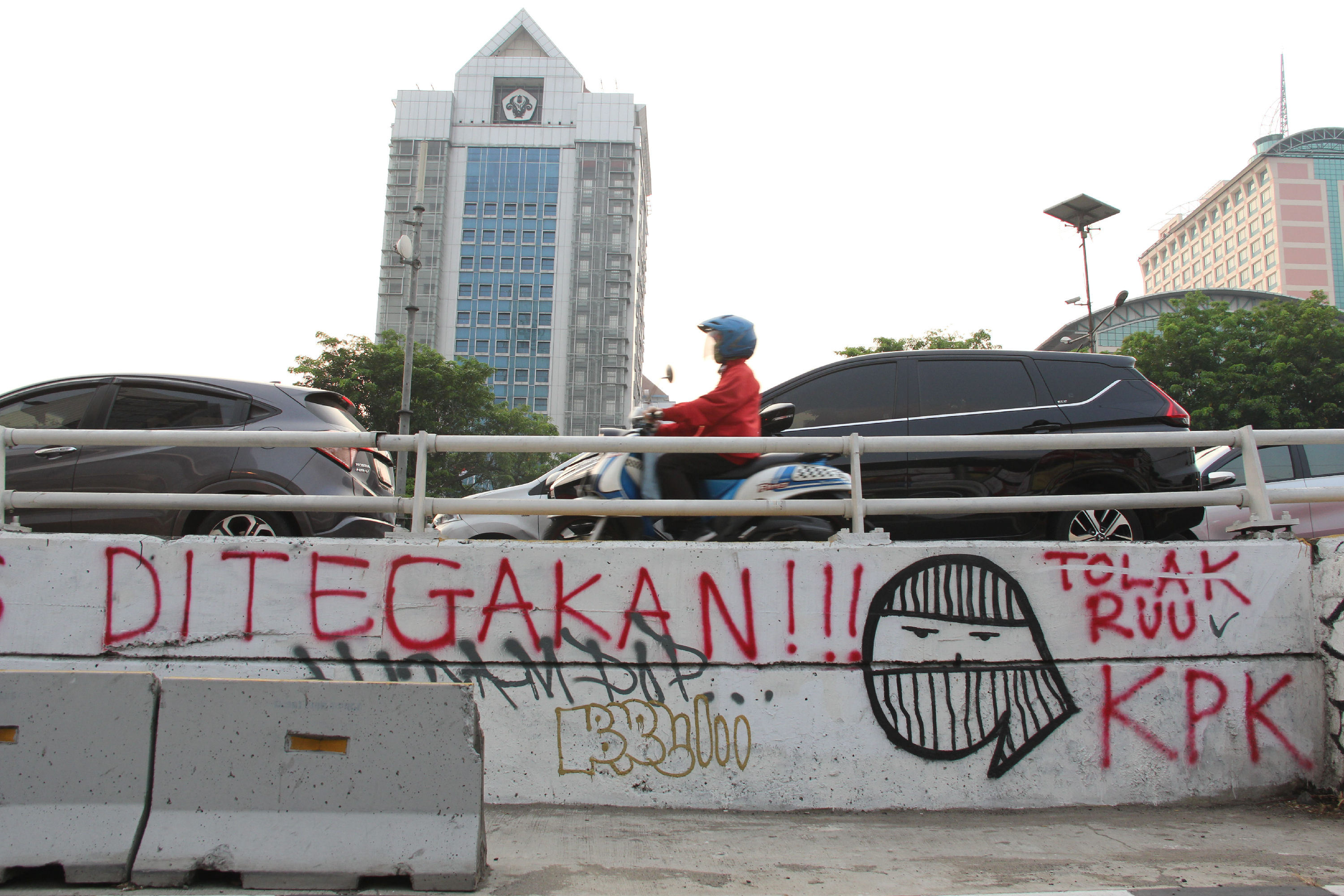Sebuah mural yang menyampaikan aspirasi penolakan Revisi Undang-Undang KPK terlihat di kawasan Grogol, Jakarta Barat, Selasa (5/11)