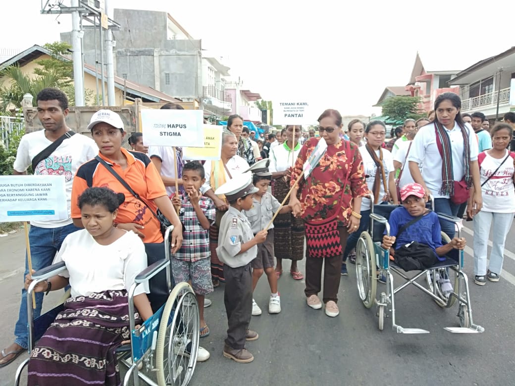 Selain jalan santai Hari Disabilitas Internasional di Lembata juga diwarnai kegiatan pameran, pemeriksaan gratis, dan pentas hiburan.