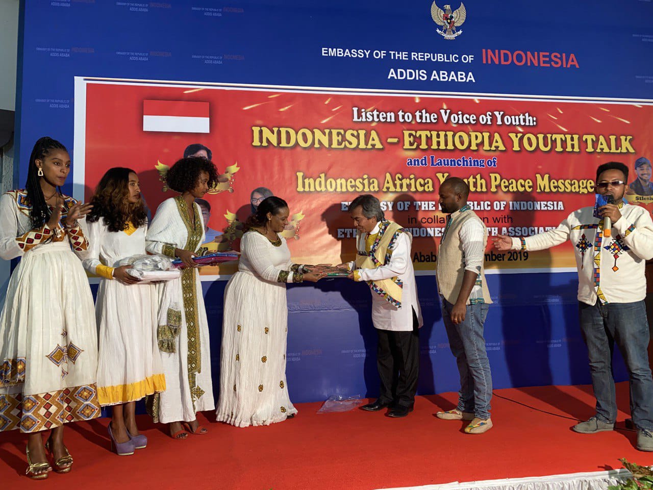 Dubes RI Al Busyra Basnur menerima penghargaan dari Menteri Negara Kebudayaan Ethiopia, Bizunesh Meseret