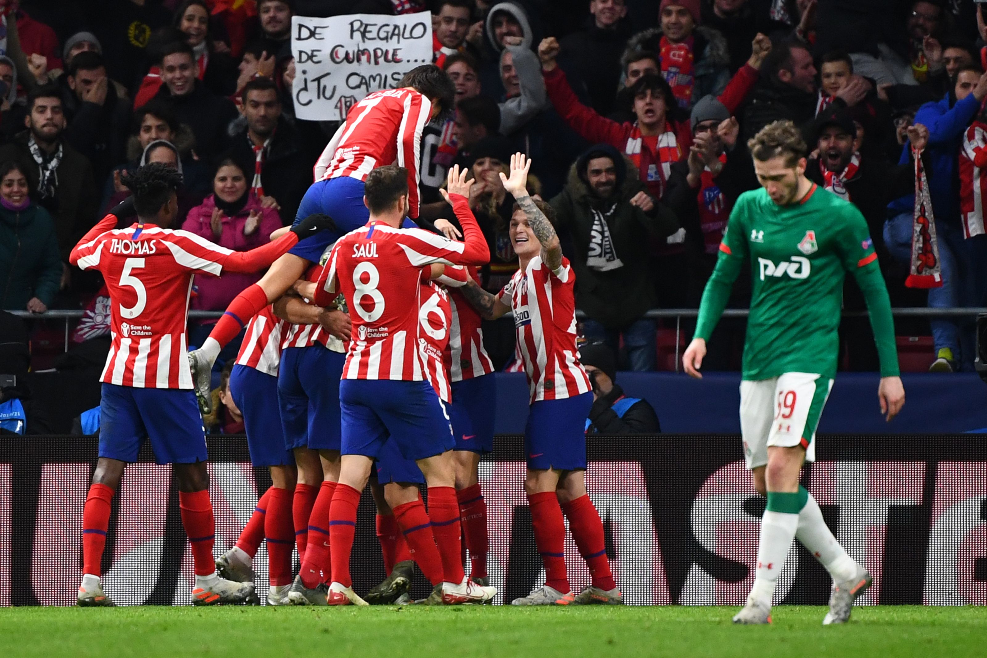 Para pemain Atletico merayakan gol kedua selama pertandingan sepakbola Liga Champions antara Club Atletico de Madrid dan Lokomotiv Moscow 