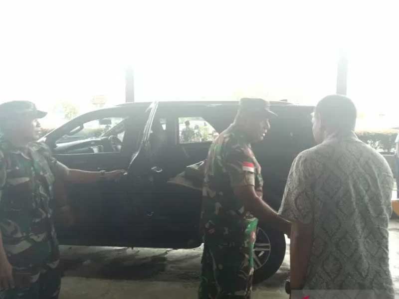 Panglima Kodam XVII/Cenderawasih Mayjen TNI Herman Asaribab tiba di Bandara Mozes Kilangin Timika, sebelum melayat jenazah dua prajurit TNI.