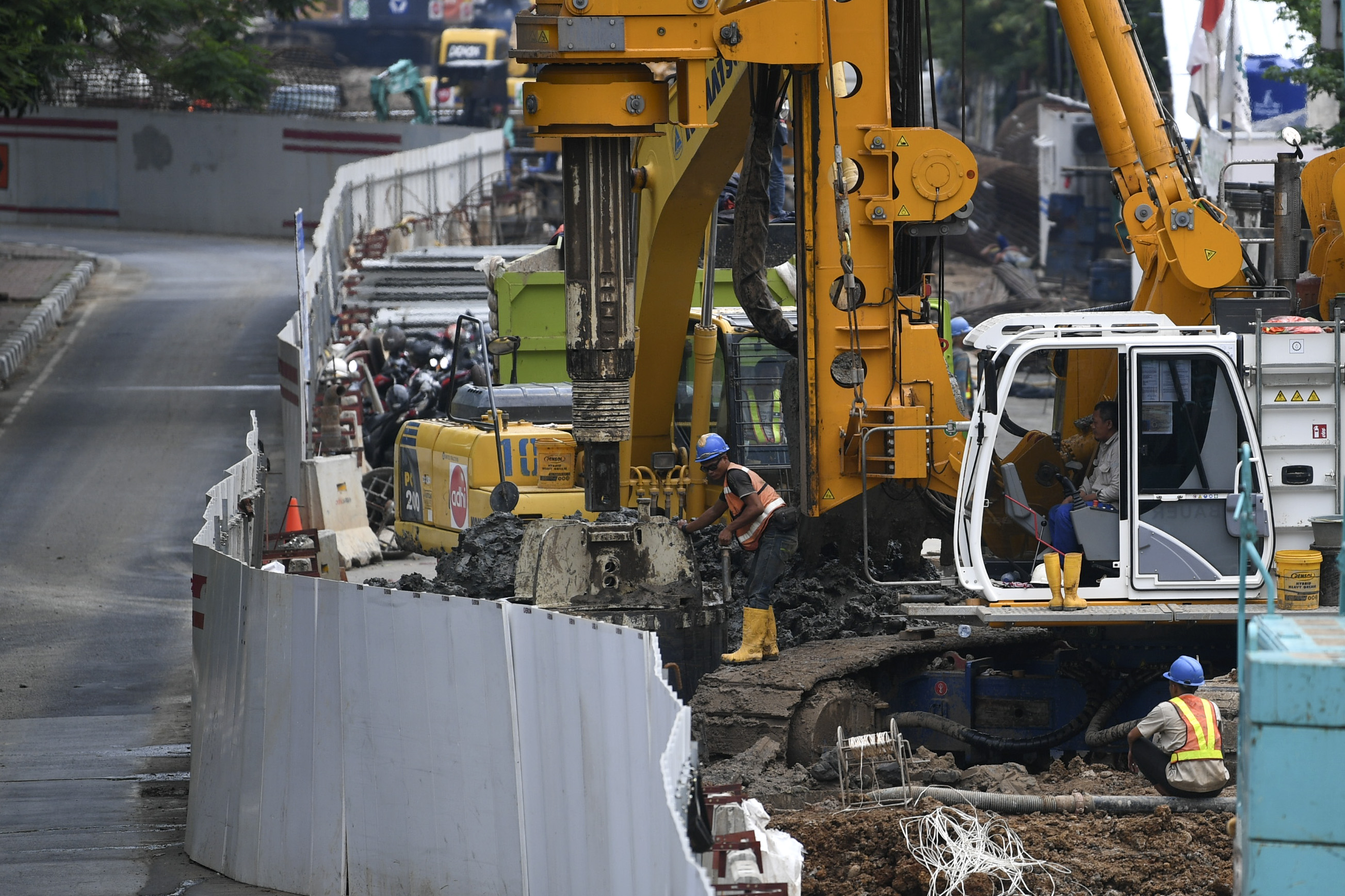 Pekerja menyelesaikan pengerjaan proyek LRT Cawang - Dukuh Atas di kawasan Dukuh Atas, Jakarta.