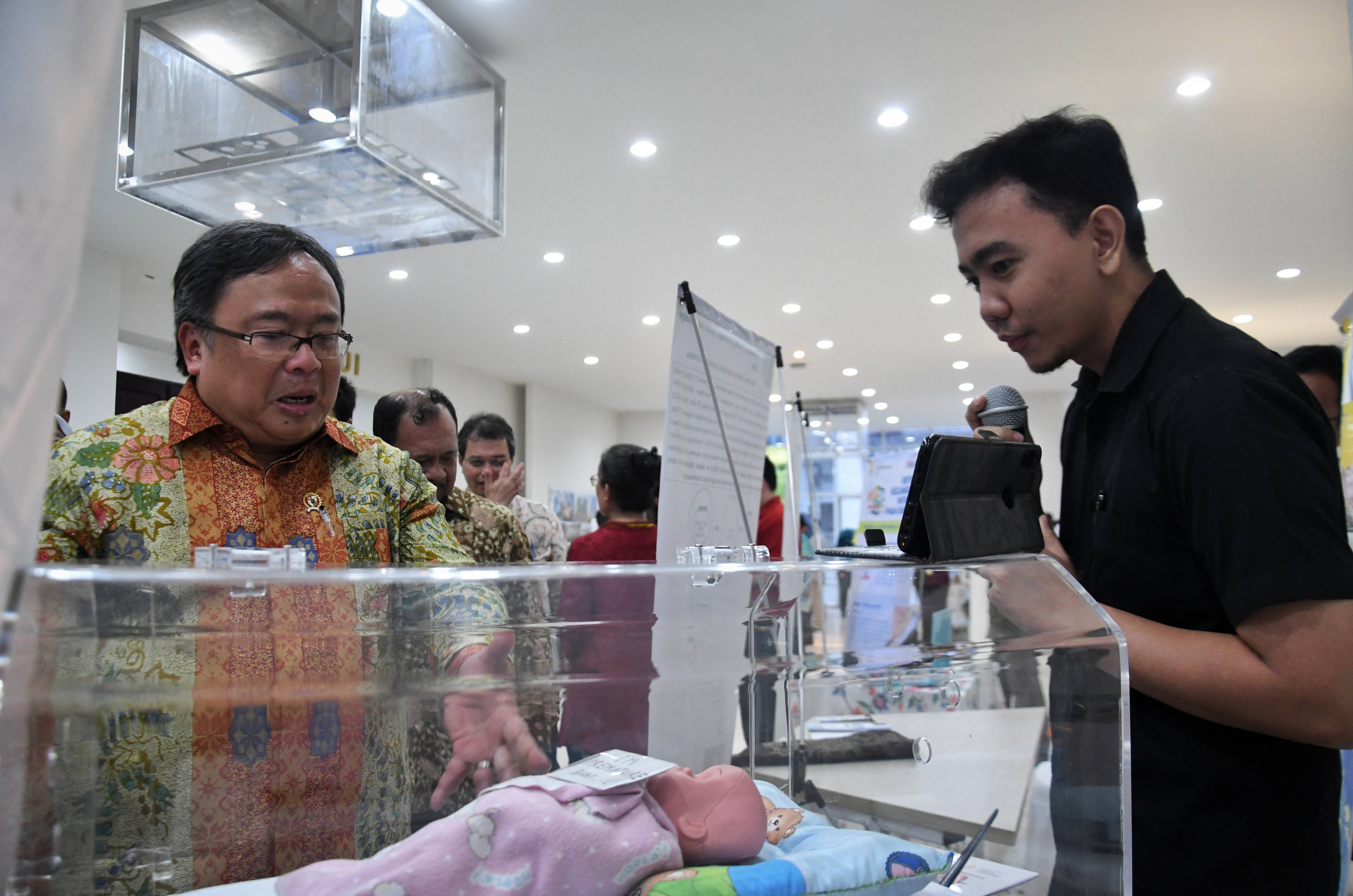 menristek Bambang Brodjonegoro saat meresmikan Pusat Produksi Sel Punca dan Produk Metabolit Nasional