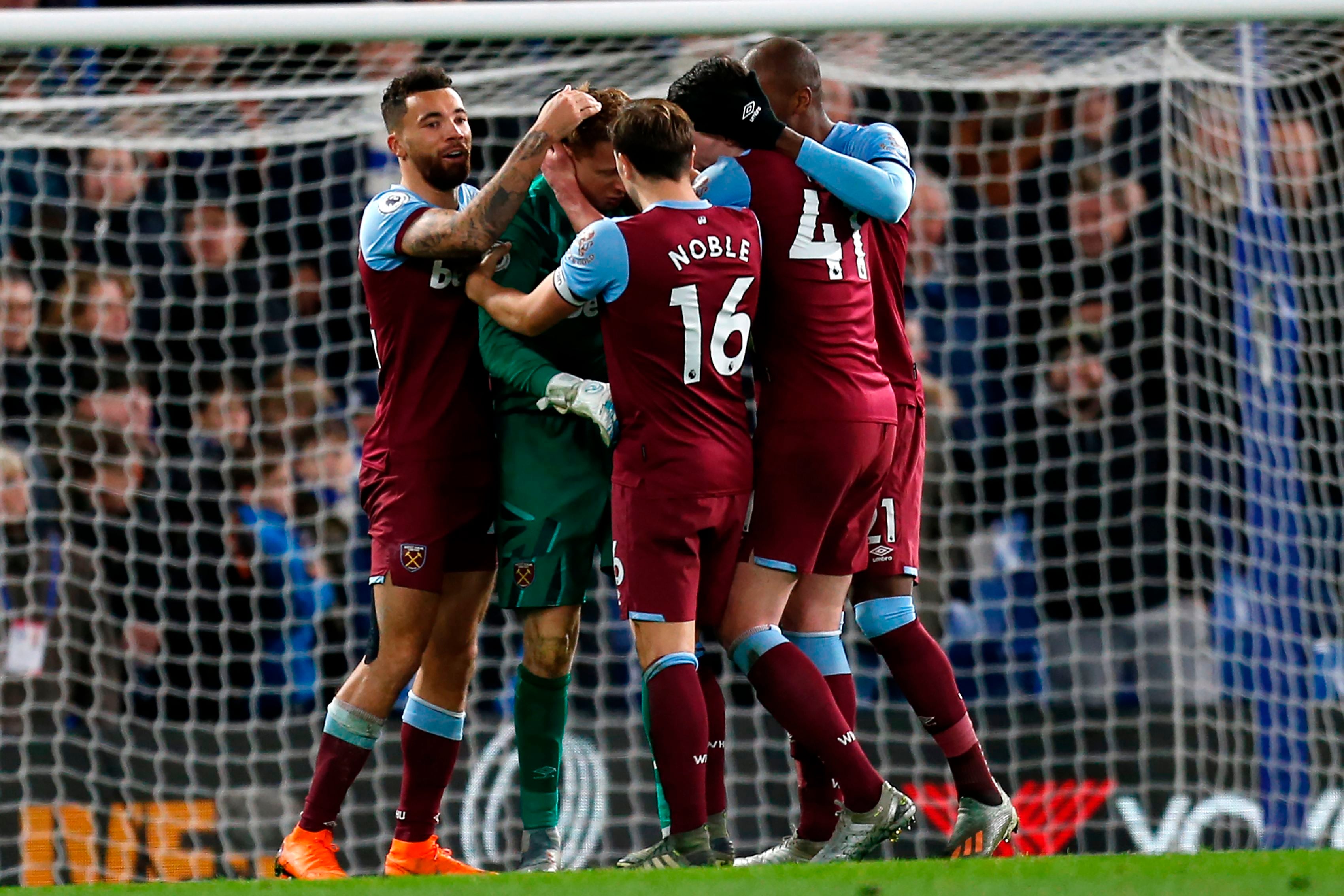  Kiper West Ham David Martin dikerubuti rekan-rekannya setelah mengalahkan tim elite Chelsea dengan skor 1-0.  