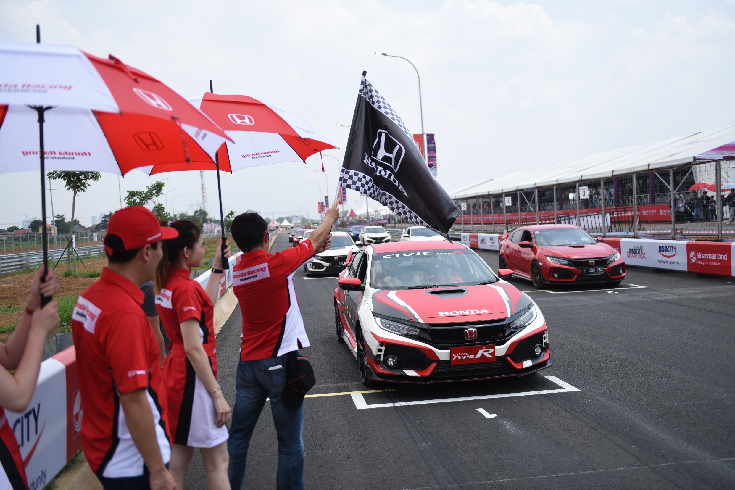 Sebanyak 10 mobil Honda Civic Type R dari komunitas R Club berpartisipasi untuk menyelesaikan dua putaran di sirkuit baru.