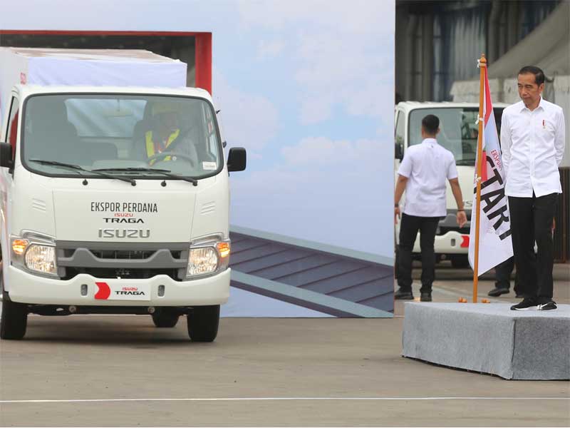 residen Joko Widodo saat melepas eksport perdana Isuzu Traga ke beberapa negara di Asia Tenggara di Pabrik Izuzu, Karawang, Jawa Barat.