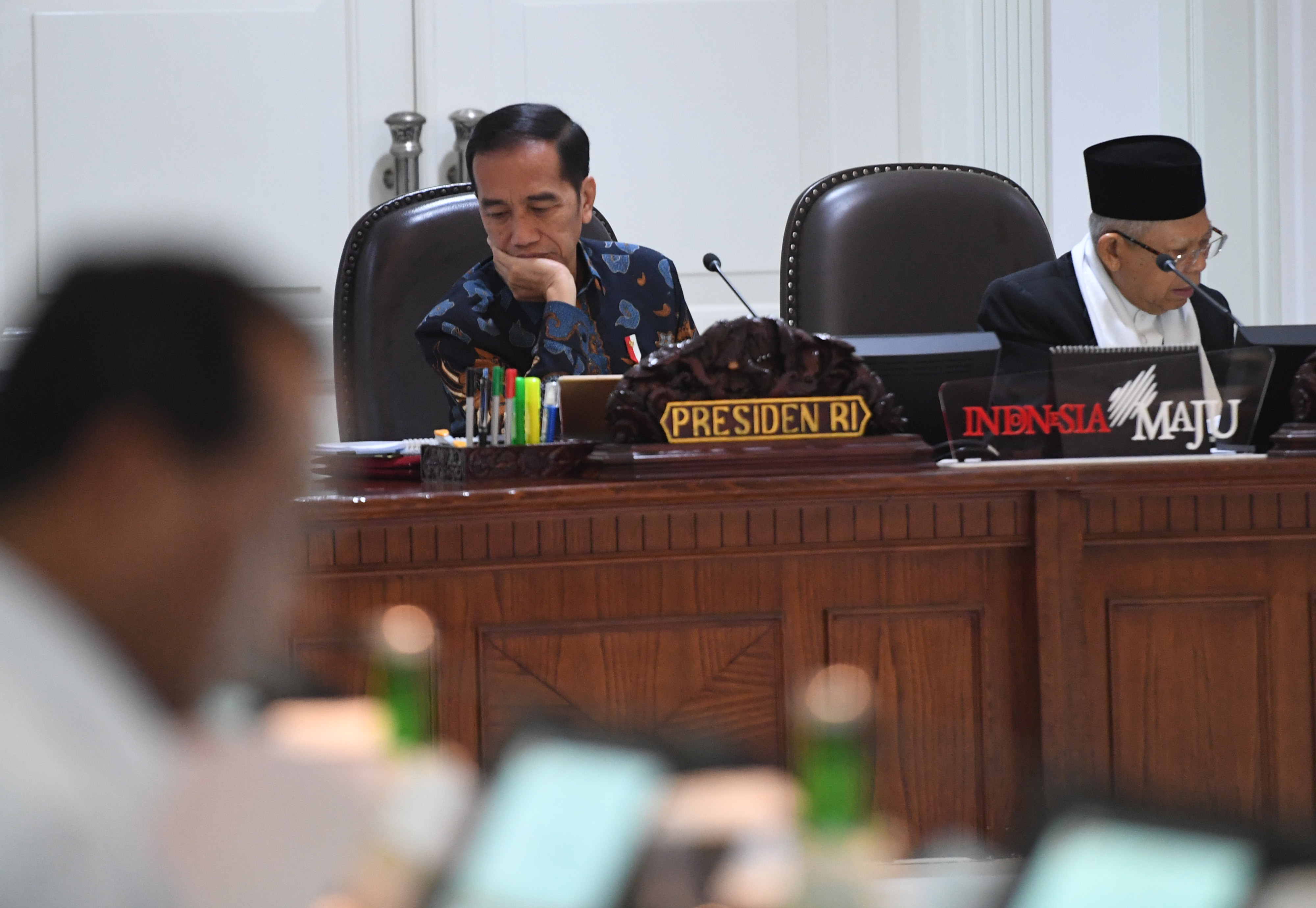 Presiden Joko Widodo (kiri) didampingi Wapres Ma'ruf Amin (kanan) 