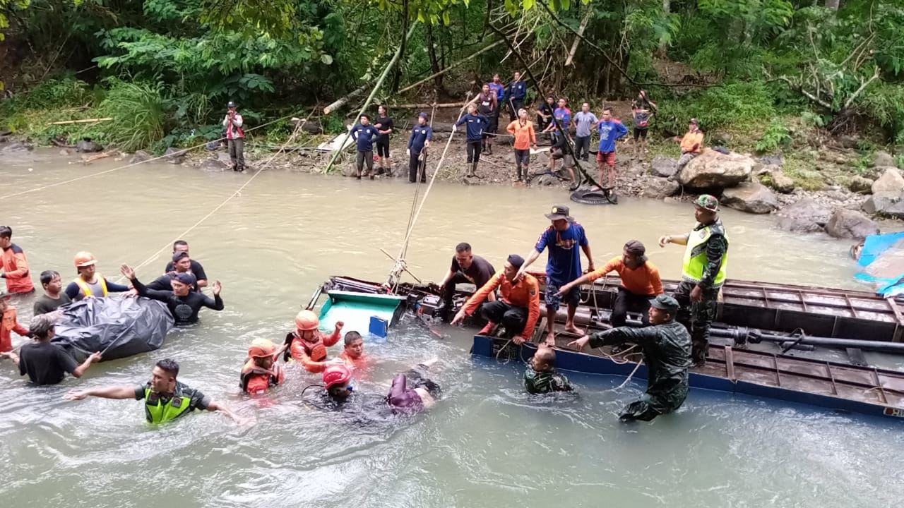 Sebelum Terjun ke Sungai, Bus Srempet Minibus dan Ban Masuk Parit