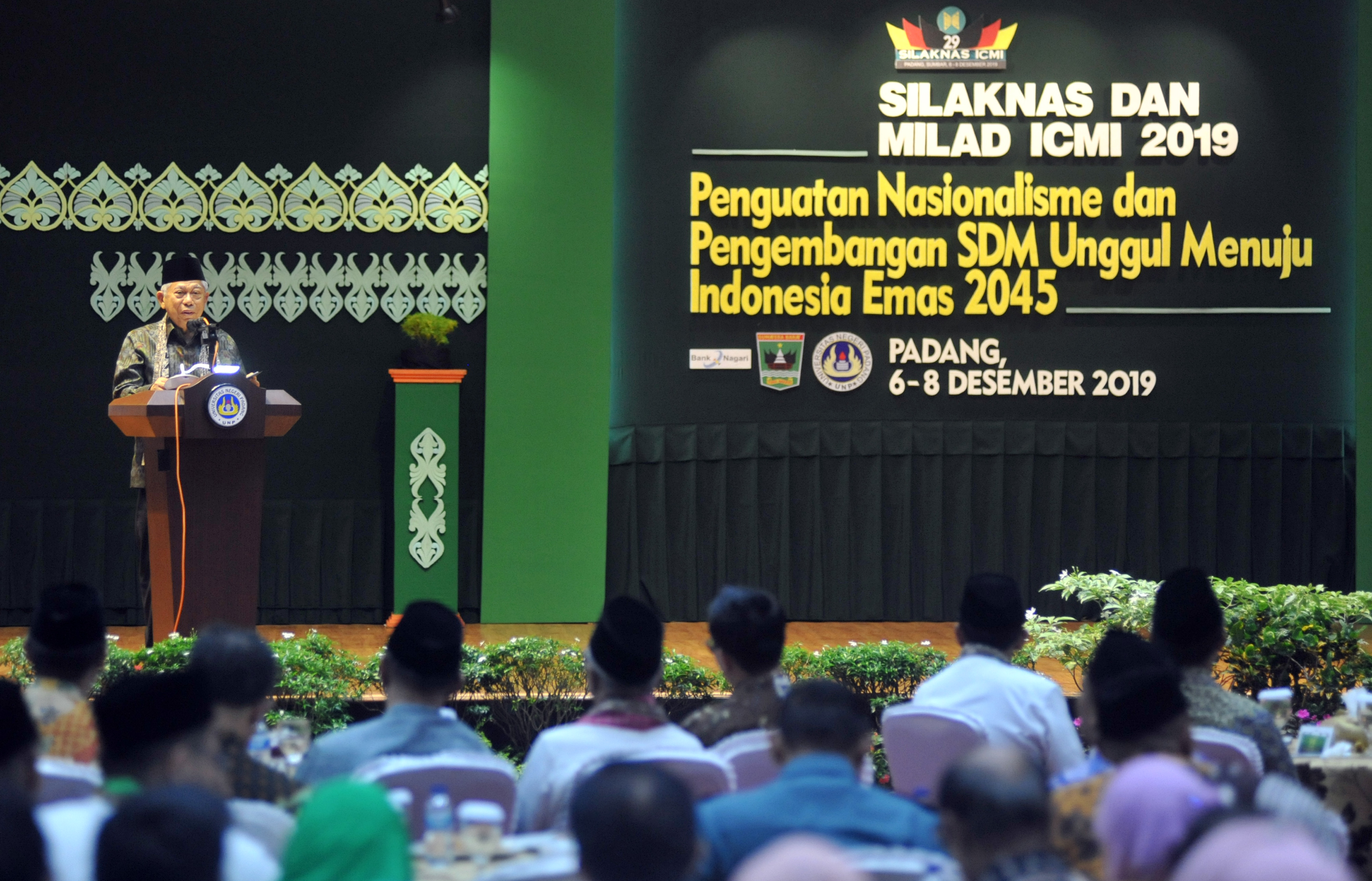  Wapres Ma'ruf Amin berpidato saat membuka Silaturahmi Kerja Nasional (Silaknas) dan Milad ICMI, UNP, Padang, Sumbar, Jumat (6/12)