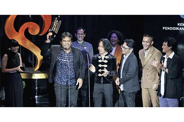 Produser film Kucumbu Tubuh Indahku Ifa Ifansyah mengangkat Piala Citra pada malam penganugerahan Piala Citra 2019 di Grand Studio Metro TV