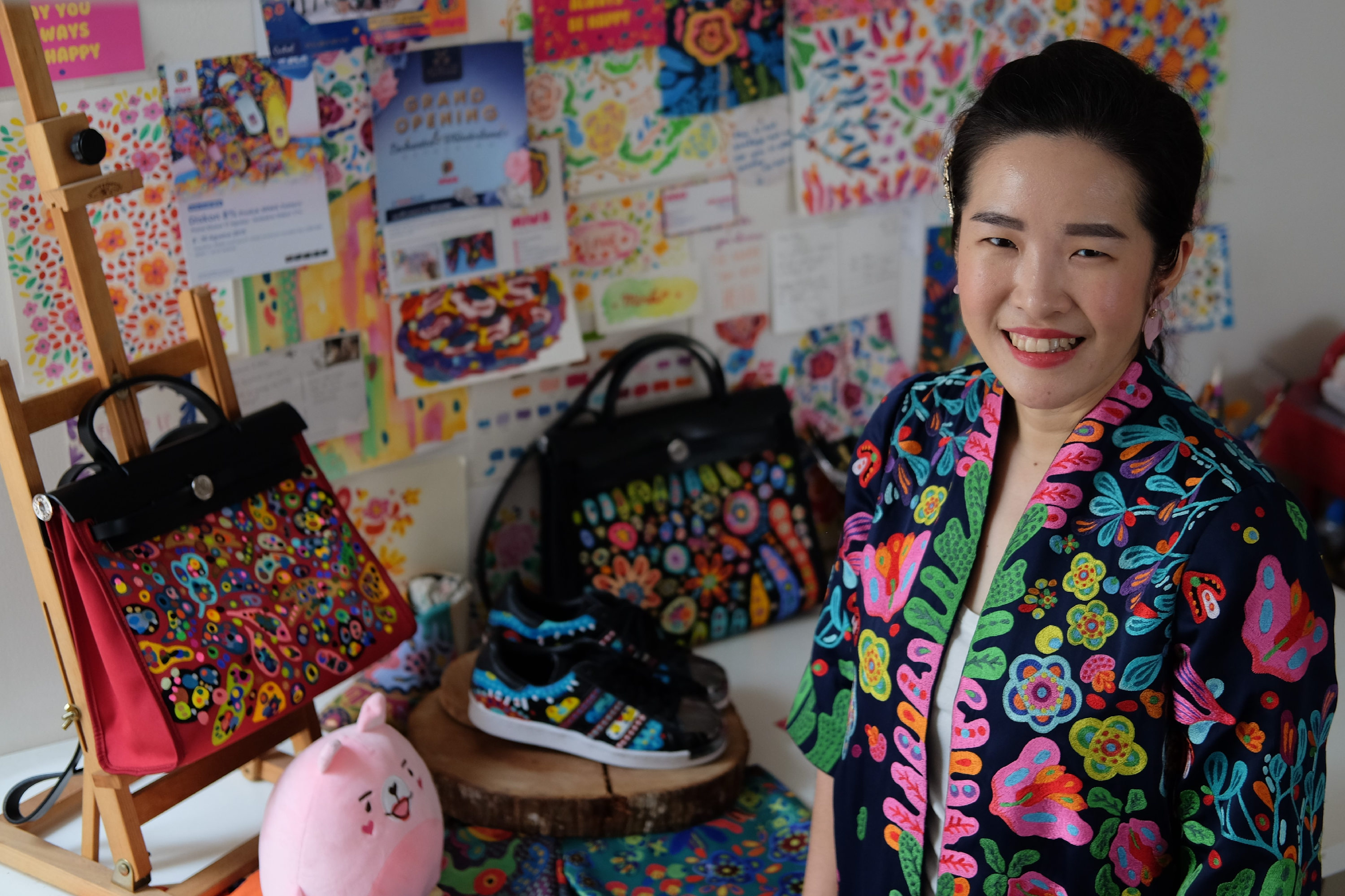  Mira Hoeng, desainer tekstil kenamaan Indonesia yang mededikasikan dirinya untuk mengajar dan membina anak-anak Indonesia di dunia seni 