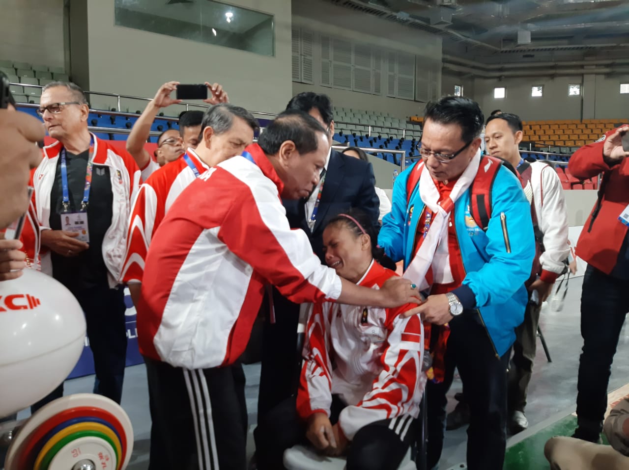 Lifter putri Indonesia Lisa Setiawati menangis saat Waketum PABBSI,  Djoko Pramono dan Menpora Zainudin Amal menghampirinya. 