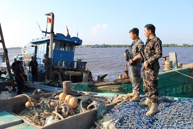 TNI Angkatan Laut menangkap nelayan asing yang mencuri ikan di perairan Natuna.  