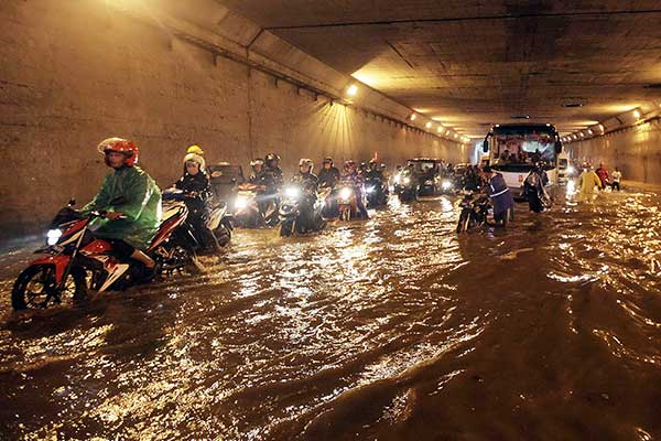 Sejumlah pengendara melintasi banjir yang menggenangi underpass Cawang, Jakarta, Selasa (12/12). 