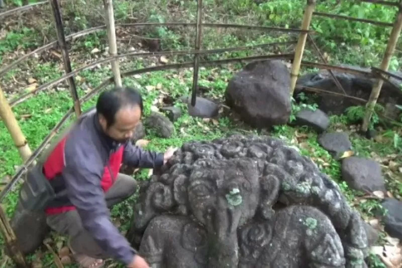 Warga sedang melihat temuan arca Ganesa di Desa Bangsri, Kecamatan Ngariboyo, Kabupaten Magetan, Jatim. 