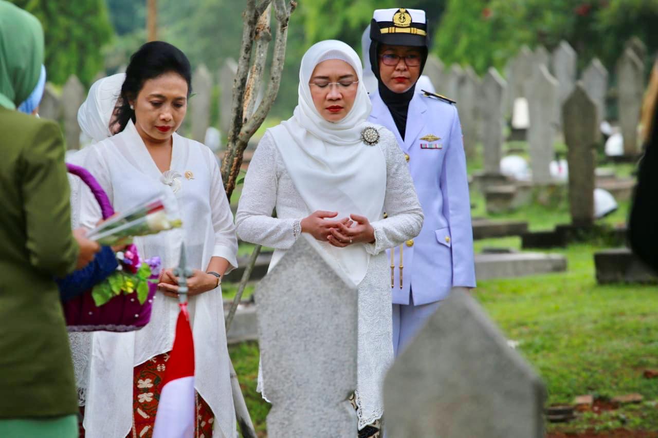 Menteri PPPA Bintang Puspayoga dan istri Wakil Presiden Wury Handayani Ma'ruf Amin berziarah ke TMP Kalibata saat Peringatan Hari Ibu, Selas