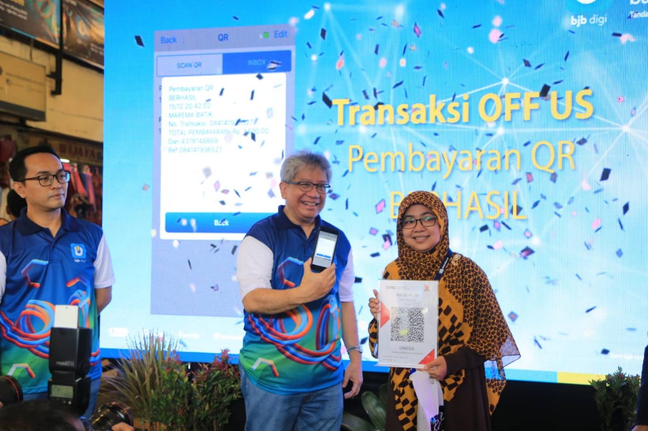 Piloting penggunaan QRIS (quick response code Indonesia standard) di Pasar Baru, Bandung, Senin (16/12). 
