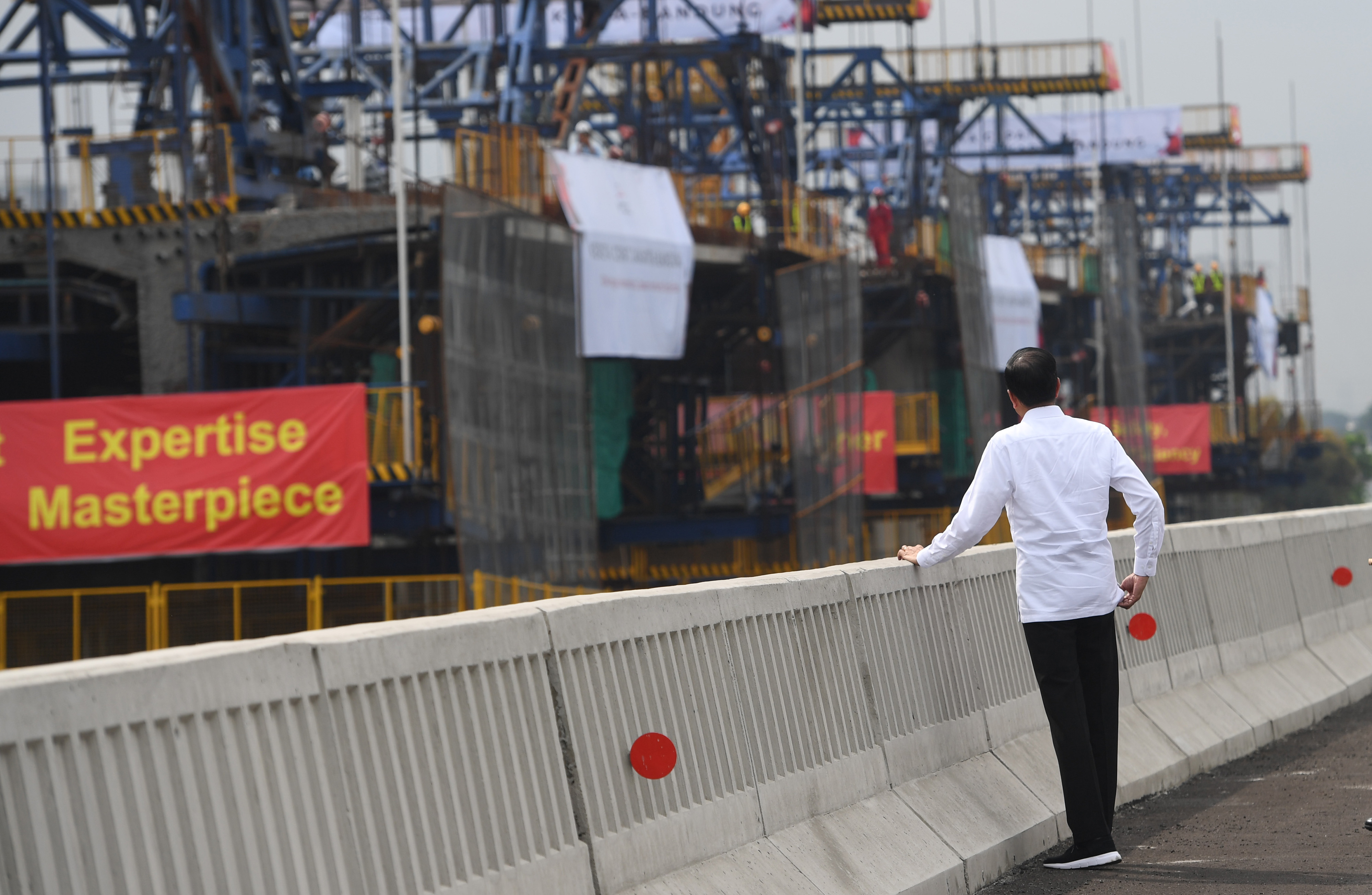 Presiden Joko Widodo meninjau proyek pembangunan kereta cepat Jakarta-Bandung di Bekasi, Jawa Barat, Kamis (12/12)