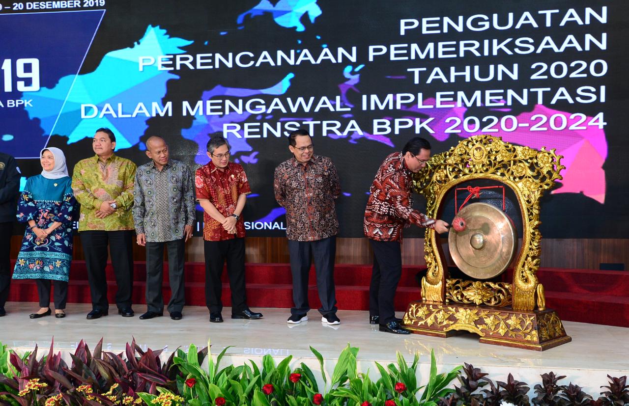 Ketua BPK Agung Firman Sampurna tengah memukul gong.