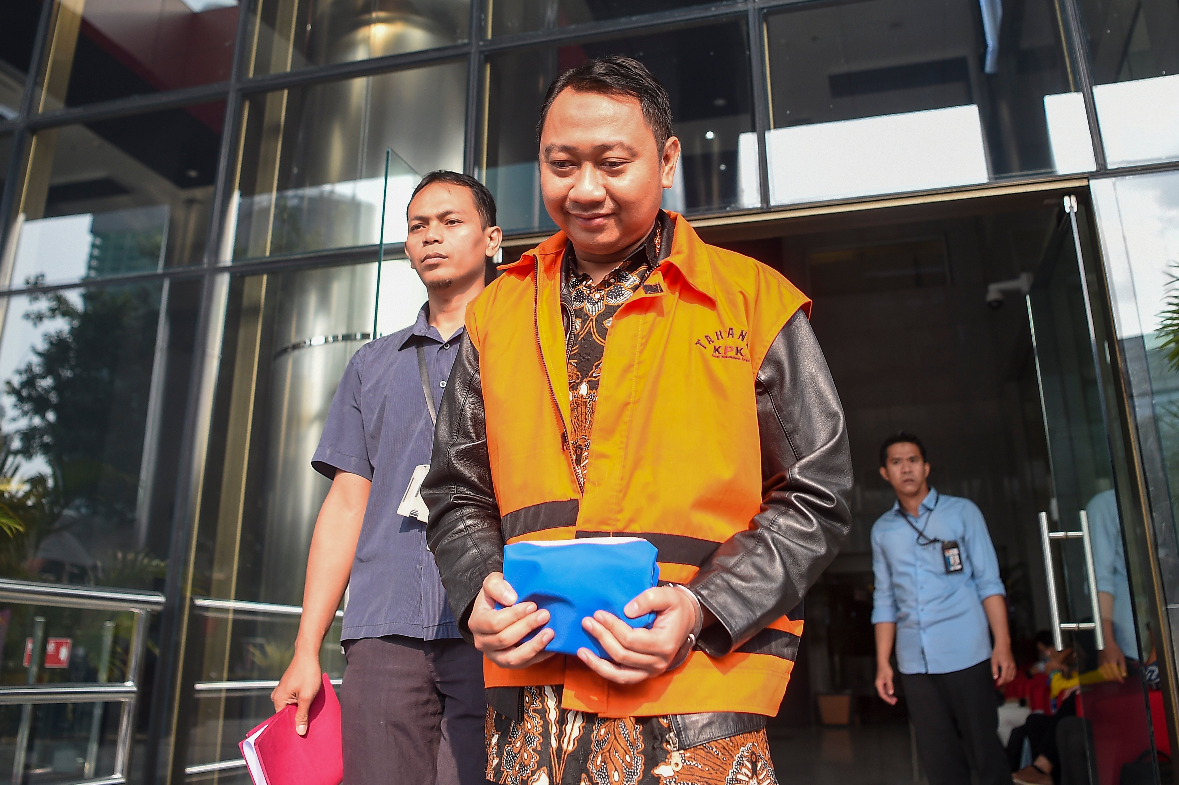 Tersangka Bupati nonaktif Lampung Utara, Agung Ilmu Mangkunegara (kanan)