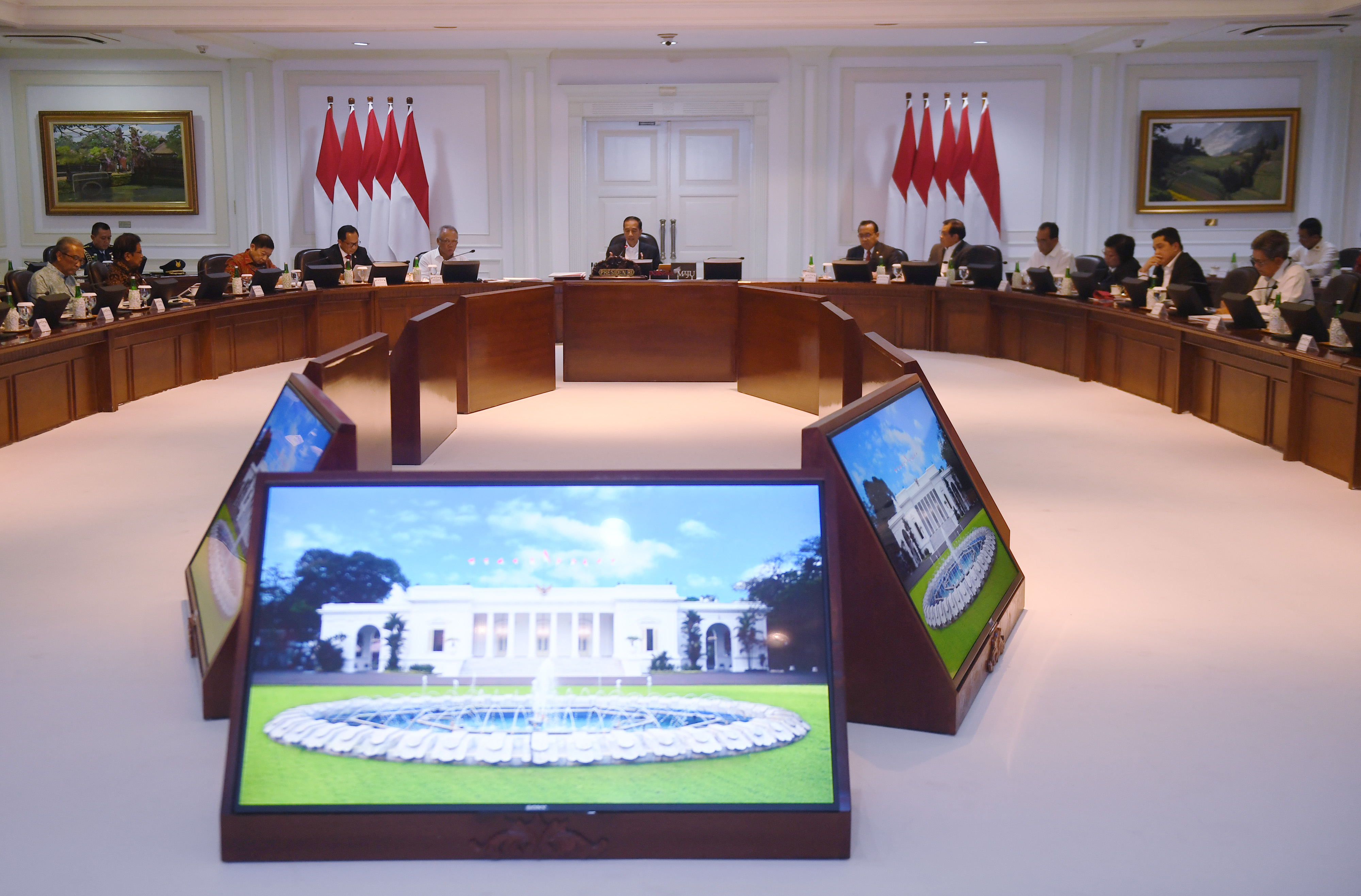 Presiden Joko Widodo (tengah) memimpin rapat presentasi desain ibu kota negara baru di Kantor Presiden, Jakarta, Jumat (20/12/2019). 